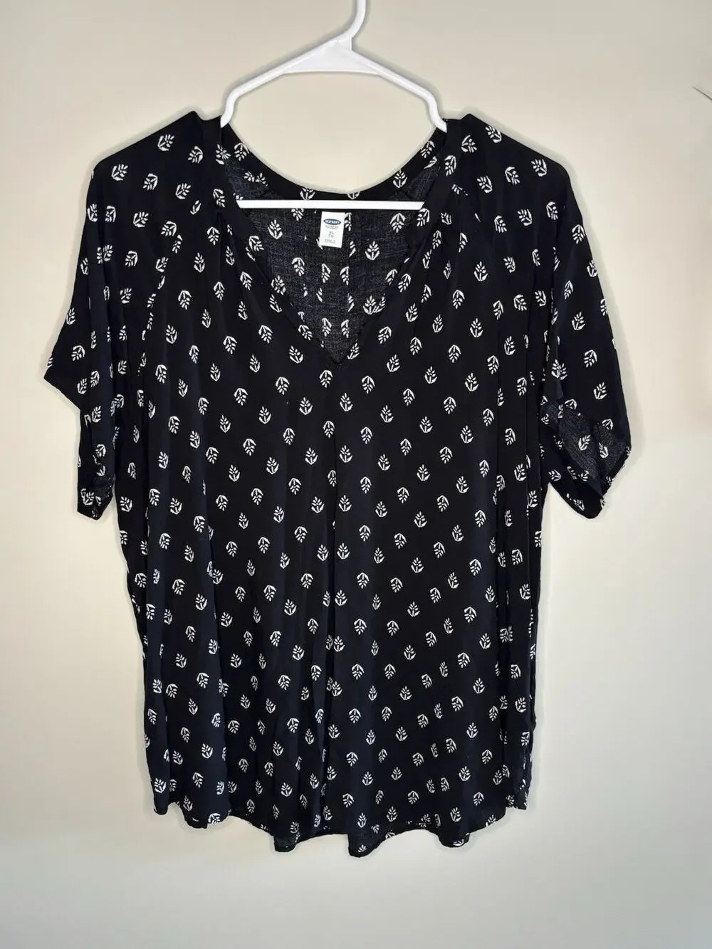 Old Navy Women’s Black & White Geometric V Neck Puff Short Sleeve Blouse XL